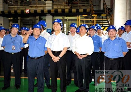 公司领导陪同中共中央政治局委员李源潮(左三)在总装厂视察