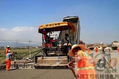 徐工RP952摊铺机在莆田段PB1标施工