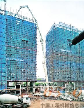 CIFA58米泵车在九州水仙公馆进行封顶混凝土浇筑施工