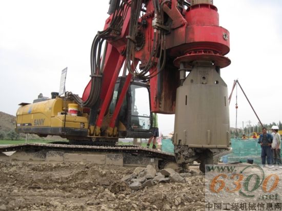施工中，SR250R正准备卸渣