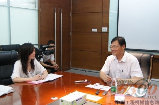 6300网记者采访中建四局董事长叶浩文先生(右)