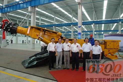 参加庆典仪式的领导在EBZ200型掘进机前合影