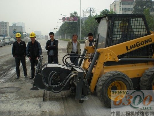 柳工滑移装载机对排水井盖的边角进行了铣刨