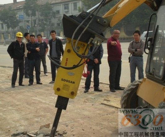 柳工滑移装载机正在对路面进行破碎