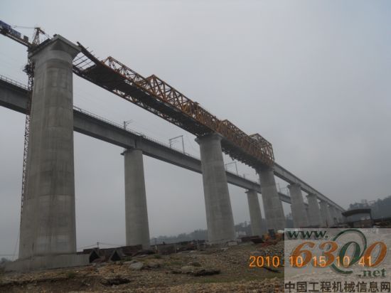 已架设好的7孔64m简支箱梁