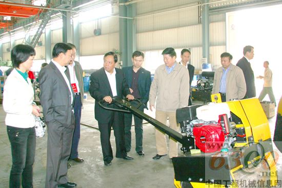 台联理事会会长梁国扬到厦工三重公司考察