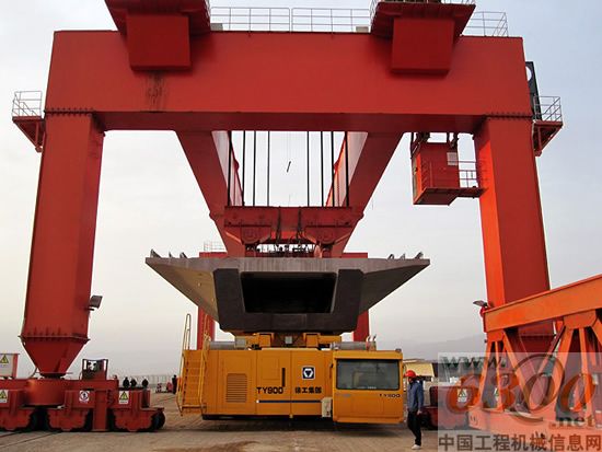 徐工TY900运梁车新疆驮梁首战告捷