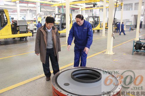 青岛大学领导来力士德公司参观访问