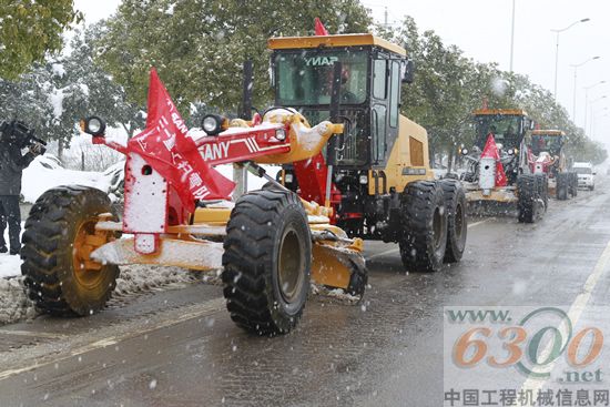 三一扫雪队力保主干道畅通　破冰除雪平地机凸显高效率