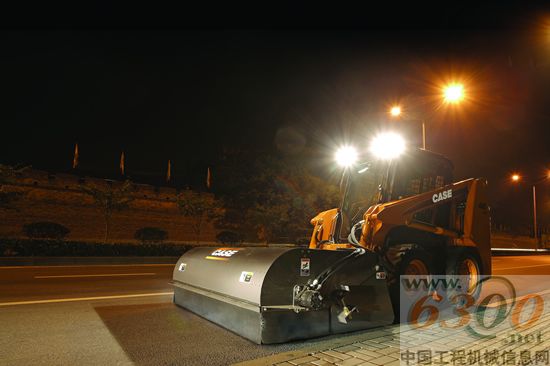 凯斯滑移装载机配清扫收集器是城市养护好帮手