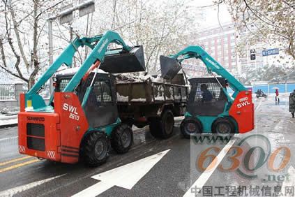 滑移装载机在除雪