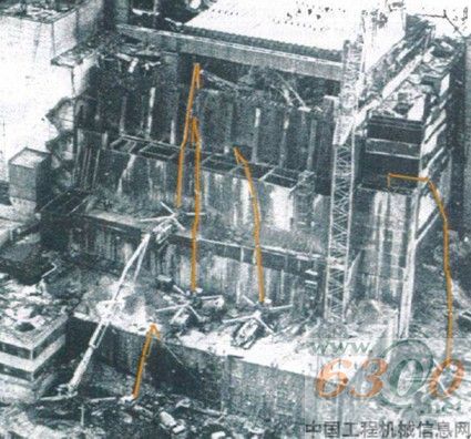 5辆普茨迈斯特Putzmeister泵车正浇注新防护墙的金字塔型的钢结构