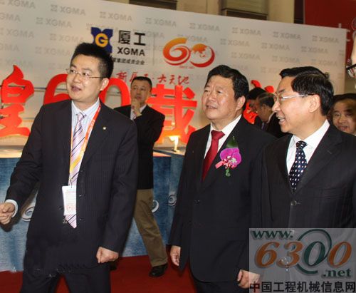 国务院台湾事务办公室副主任孙亚夫等领导在会后参观厦工馆