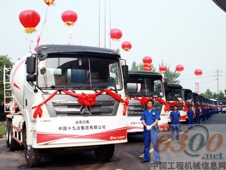 三一重工向中国十九冶集团移交订购的机械和车辆