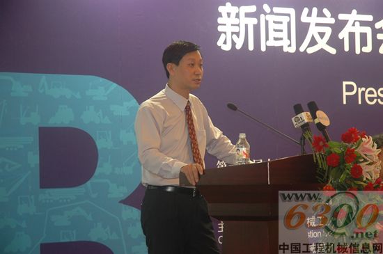 　　中工工程机械成套有限公司副董事长陈由锋介绍本届展会的亮点和最新情况