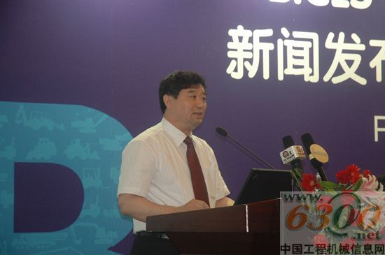 　　中国工程机械工业协会秘书长苏子孟介绍行业最新运行情况
