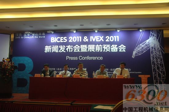 　　主席台领导答记者问