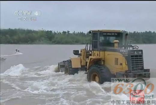 　临工装载机洪水中救人