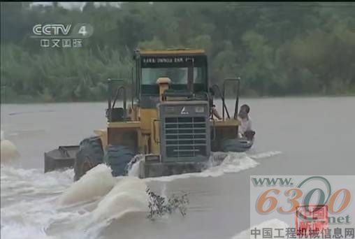 　临工装载机洪水中救人