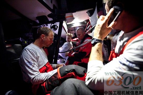 彪马队员与岸上医生取得联系，船上开展紧 急治疗