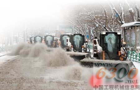 凯斯滑移装载机道路清雪