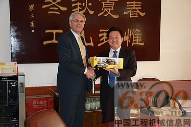 中国重汽,卡特彼勒,访问